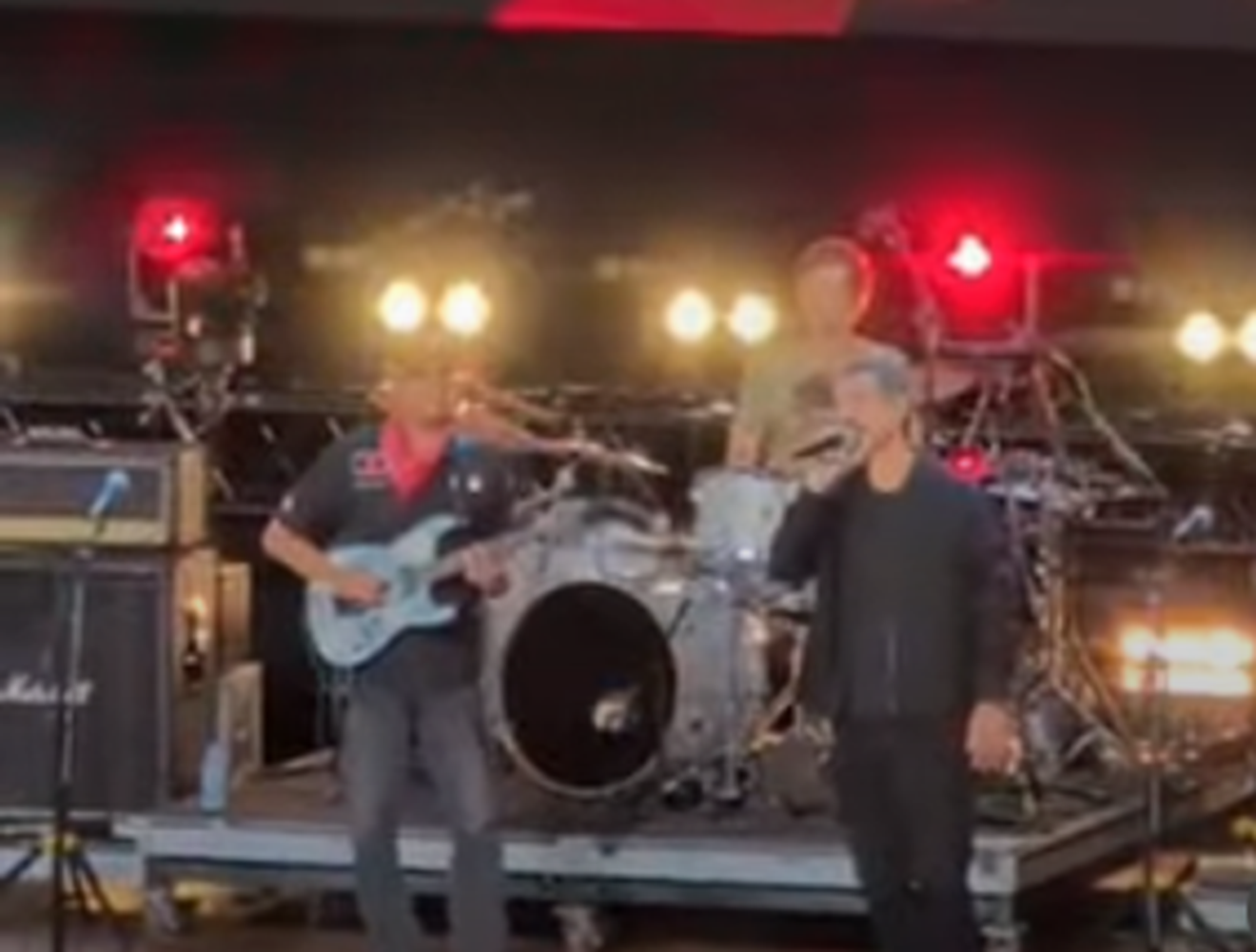 Serj Tankian canta “Like A Stone”, do Audioslave, com Tom Morello em festival