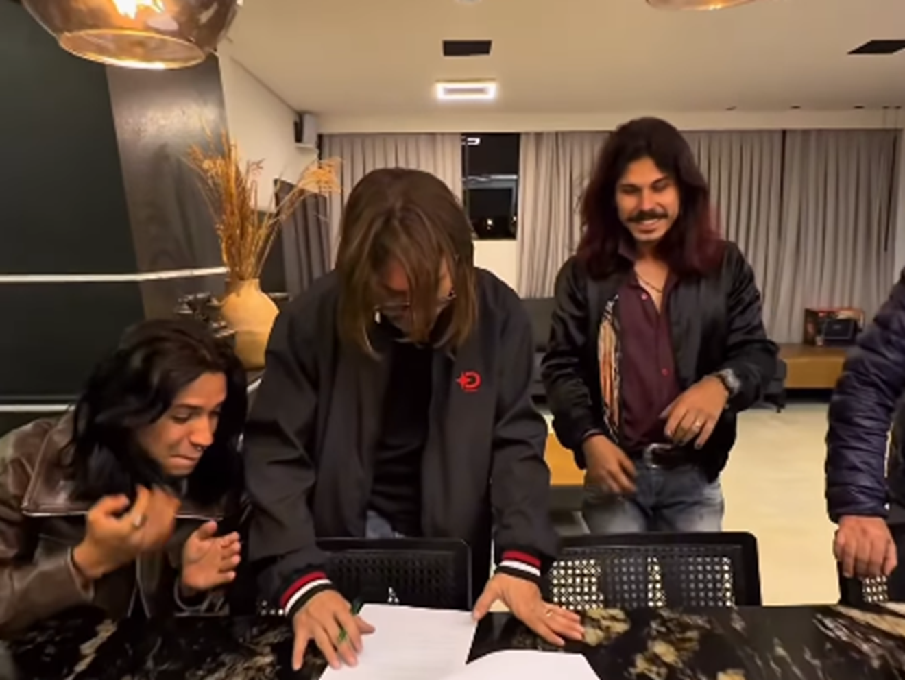 Hudson Cadorini, da dupla Edson & Hudson, assina produção musical de novo EP da banda Carniçal