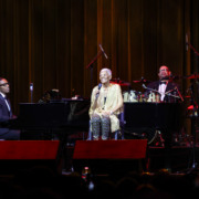 Dionne Warwick se despede dos palcos no Rio com clássicos da carreira e homenagem à música brasileira