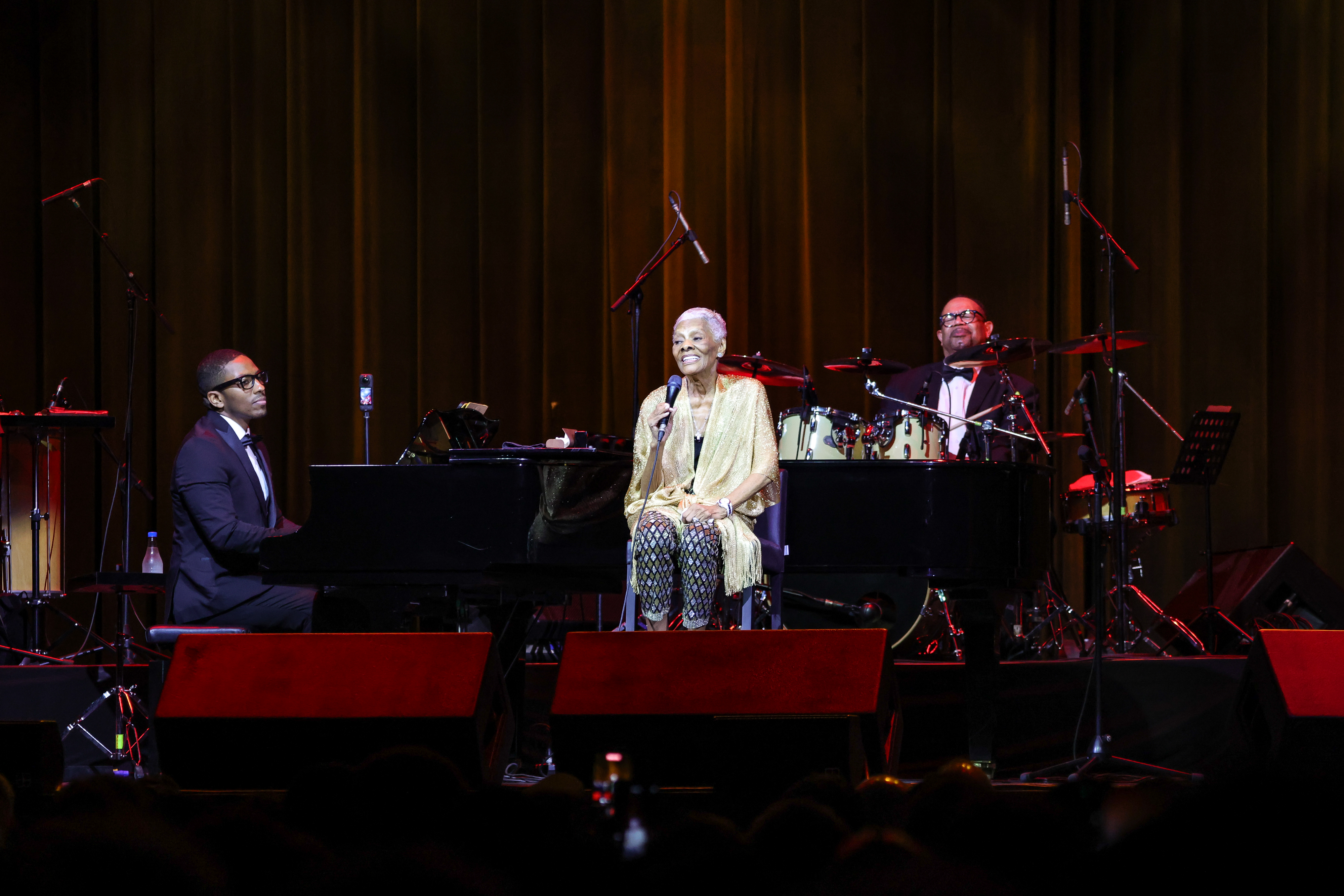 Dionne Warwick se despede dos palcos no Rio com clássicos da carreira e homenagem à música brasileira