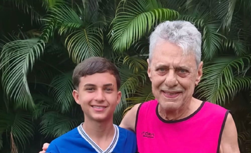 "Seu Chico": mãe viraliza ao contar que filho joga bola com Chico Buarque