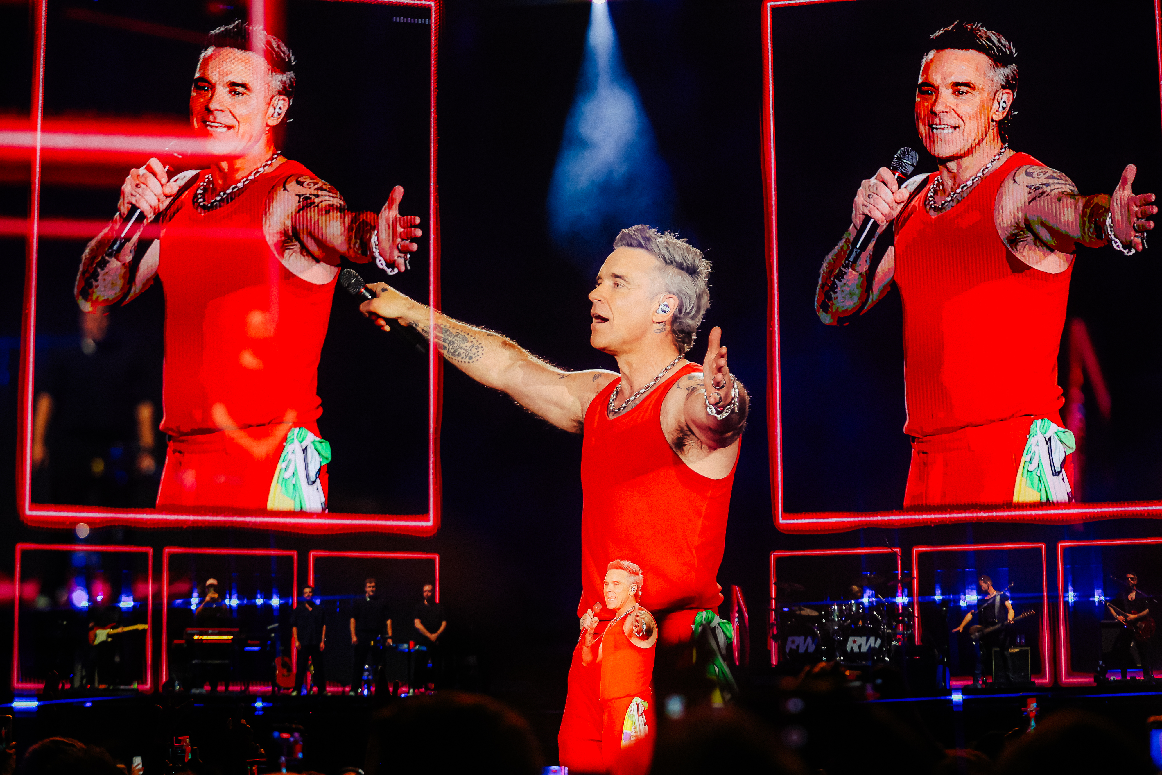 Robbie Williams prova que é o rei do entretenimento em show cheio de hits em São Paulo