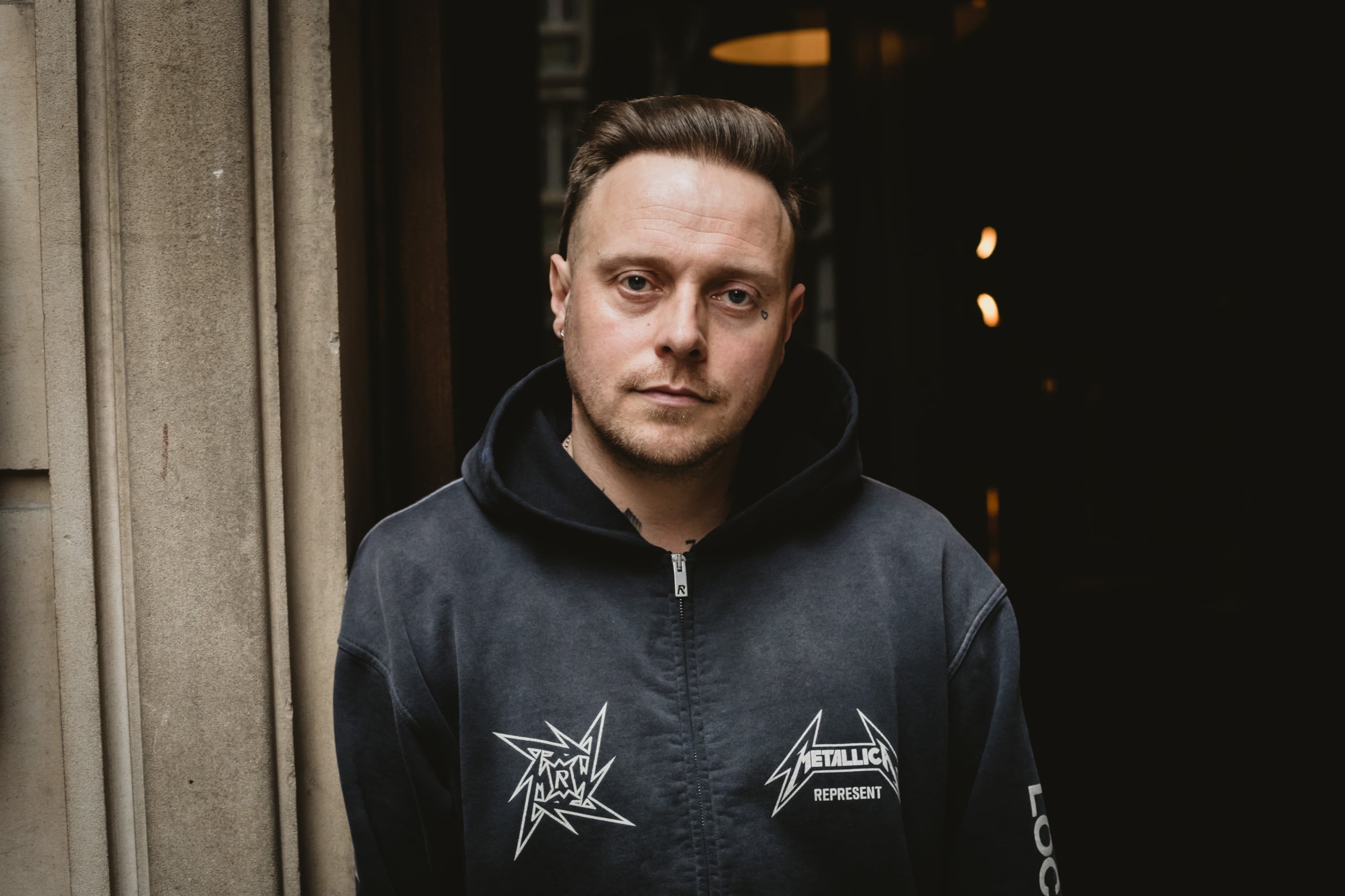 Sam Carter, vocalista do Architects, revela crise de ansiedade e pressão vocal