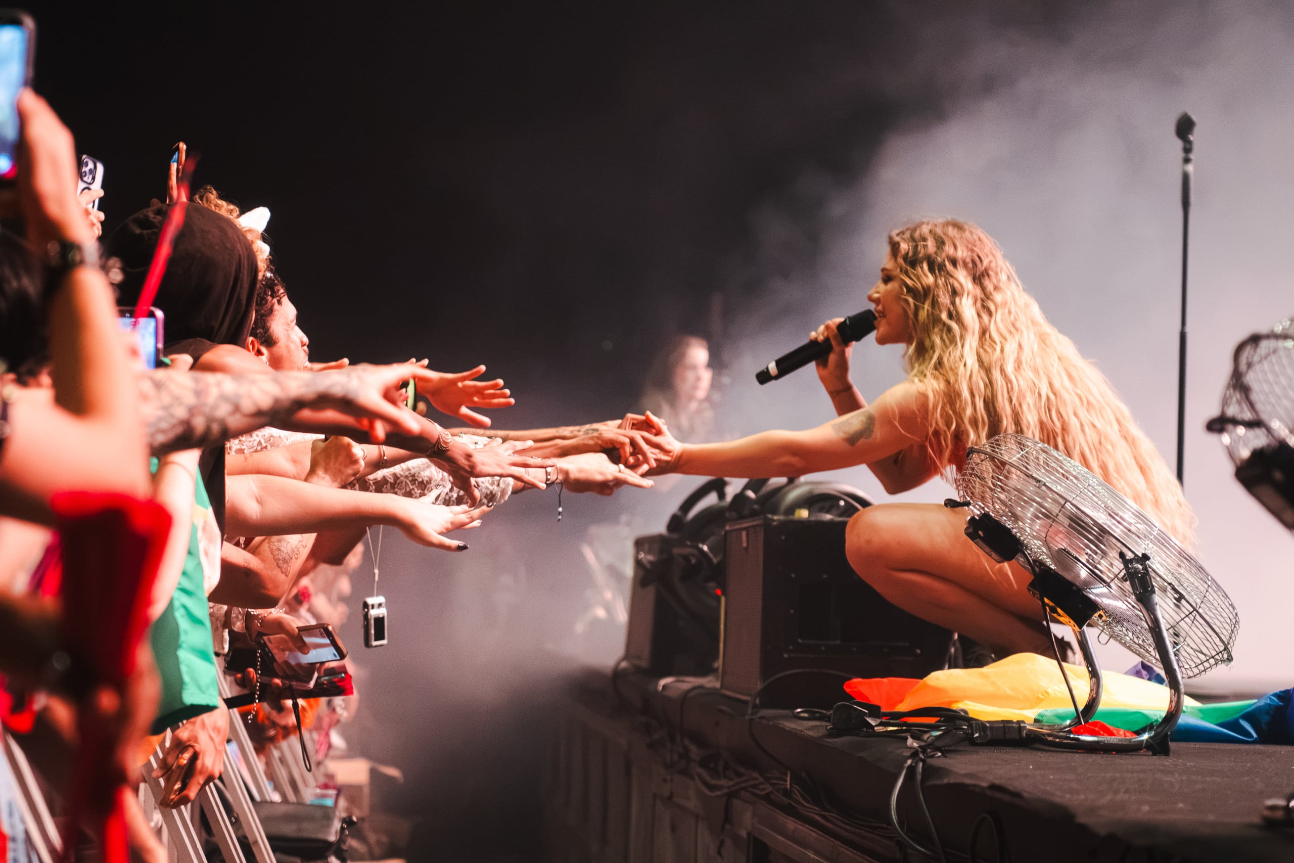 Slayyyter incendeia a madrugada carioca no ZIG Festival 2026 com hits e interação