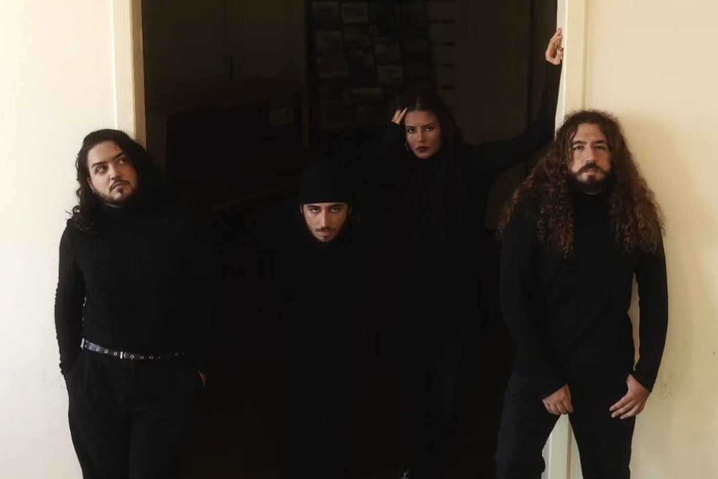 Banda brasileira de rock alternativo é adotada por fãs de BTS e bate recordes